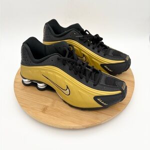 Nike Shox R4 Black Metallic Gold AR3565-005 Women’s Size 10 / Men’s Size 9